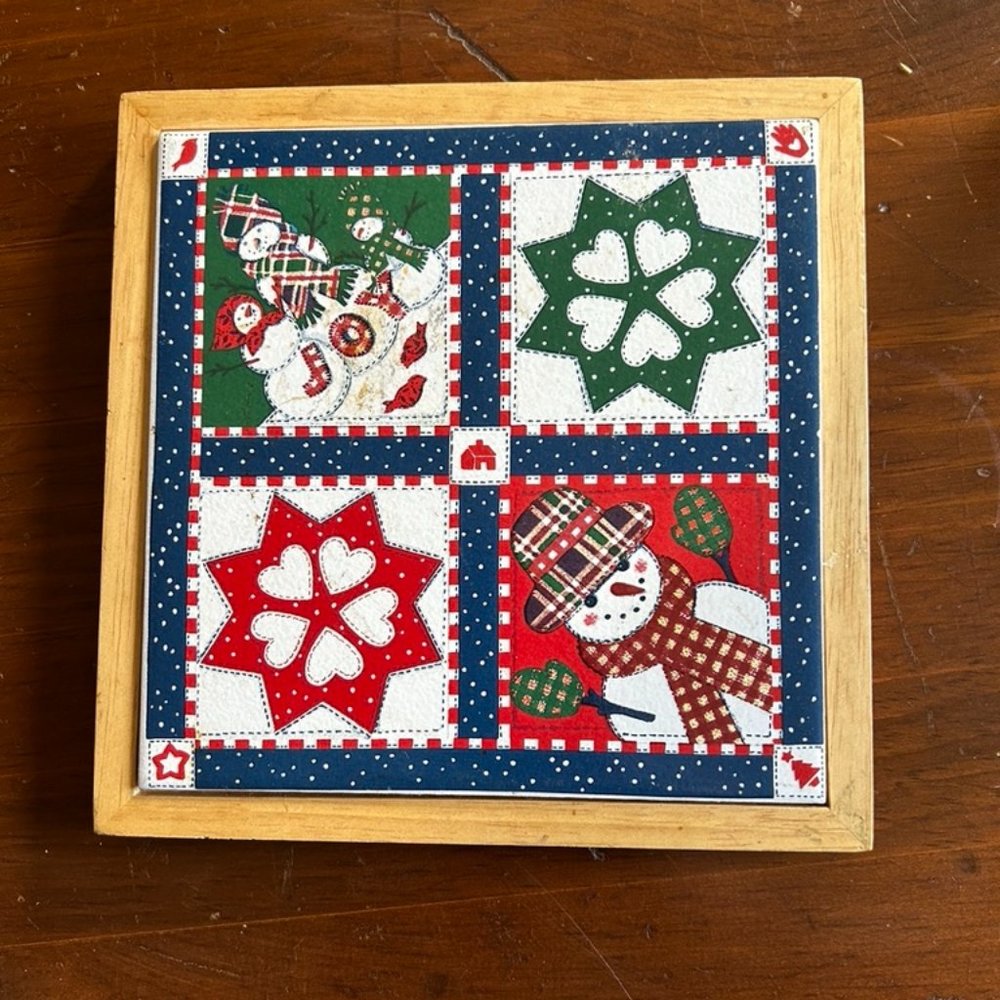 Hallmark Trivet Christmas Quilt Design Ceramic with Oak Frame
